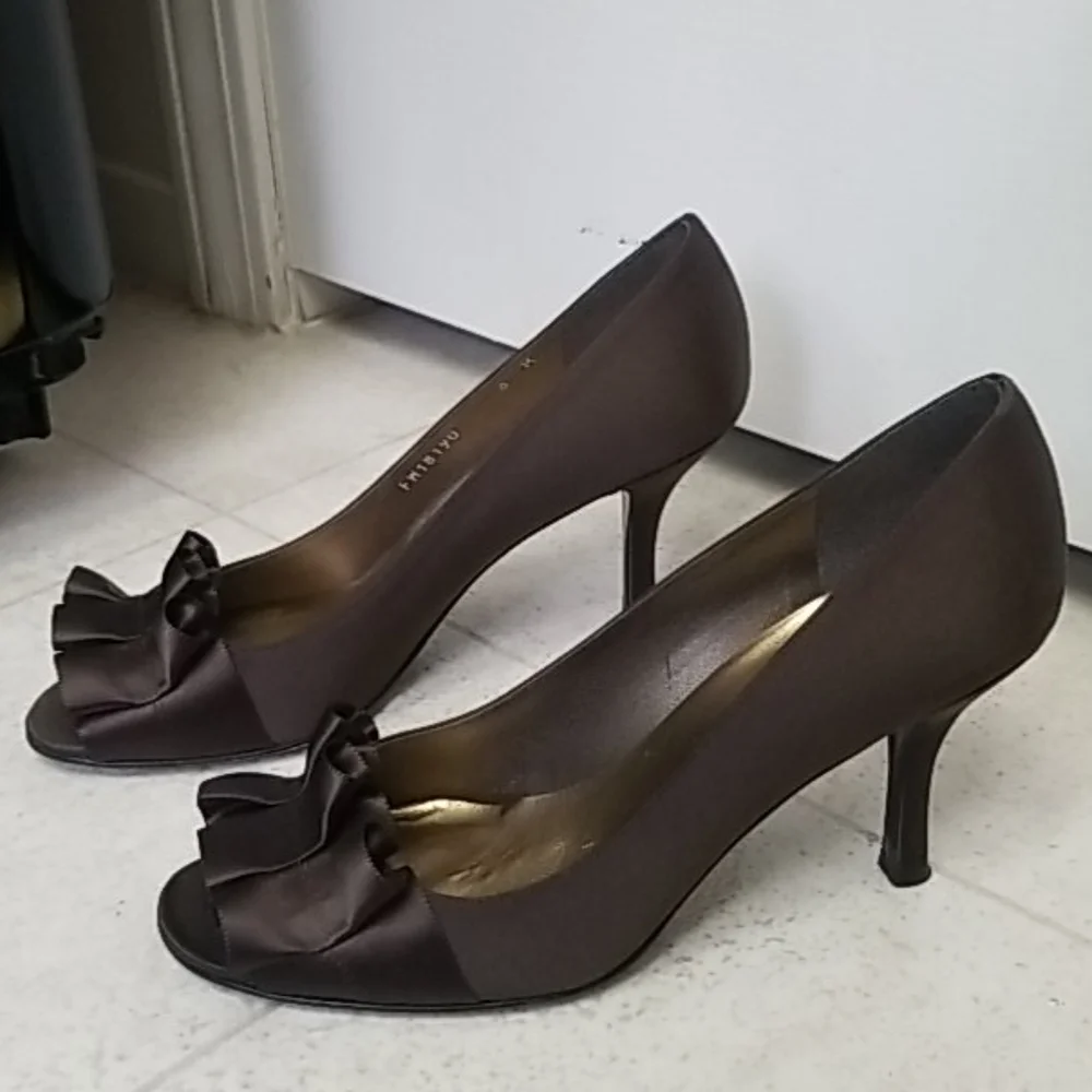 Like New STUART WEITZMAN brown satin peep toe pump